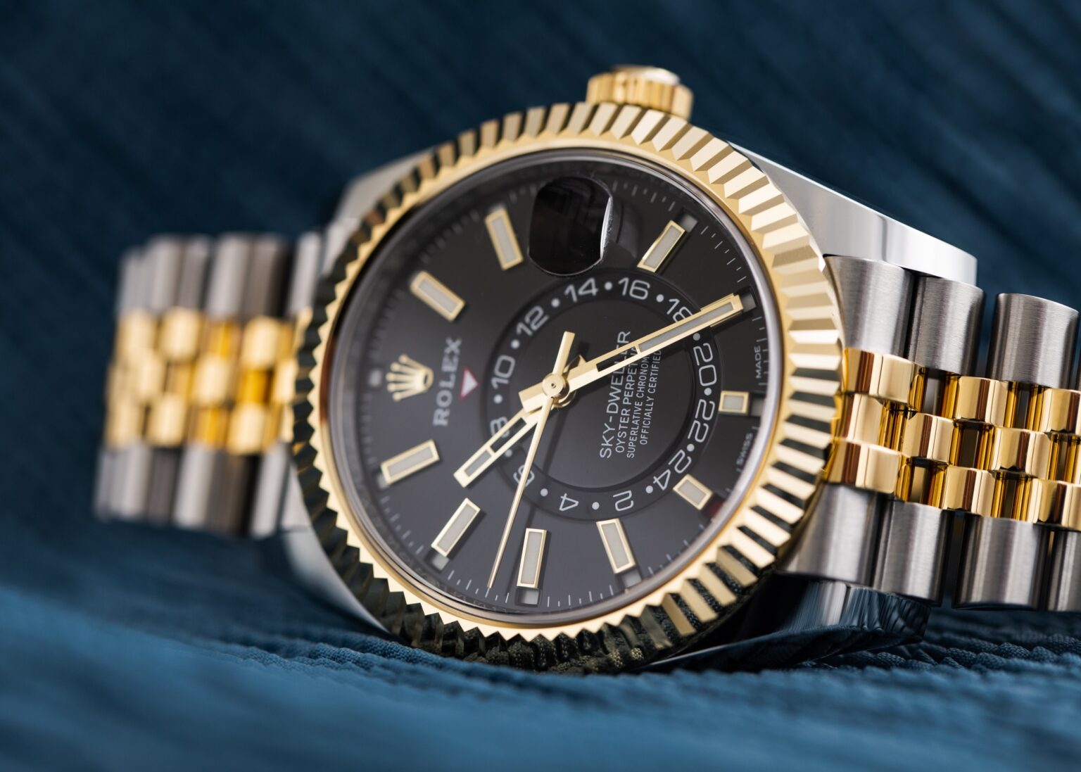 Đồng hồ Rolex Sky Dweller 326933 Mặt đen Vàng vàng/Thép 42mm