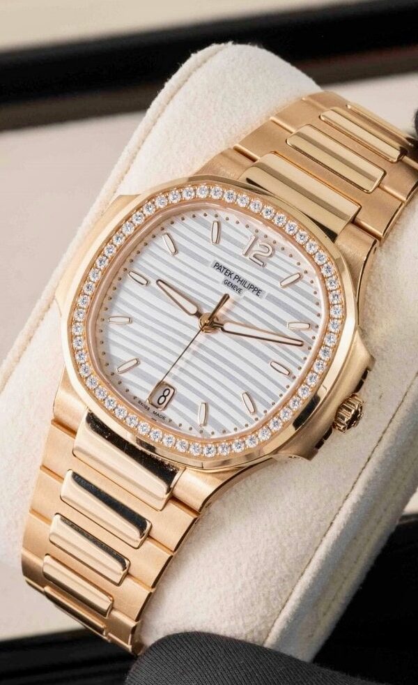 Phiên bản Đồng hồ Patek Philippe Nautilus 7118/1200R-001 đồng hồ hiện tại gây ấn tượng bởi bộ vỏ bằng vàng hồng được chế tác tinh vi. Cùng với đó là mặt số màu trắng thanh lịch.