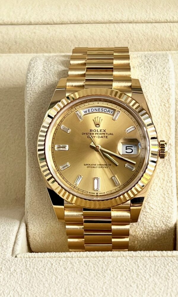 Đồng hồ Rolex Day-Date 228235 Mặt Champagne cọc Kim cương 40mm