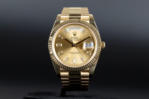 Đồng hồ Rolex Day-Date 228235 Mặt Champagne cọc Kim cương 40mm