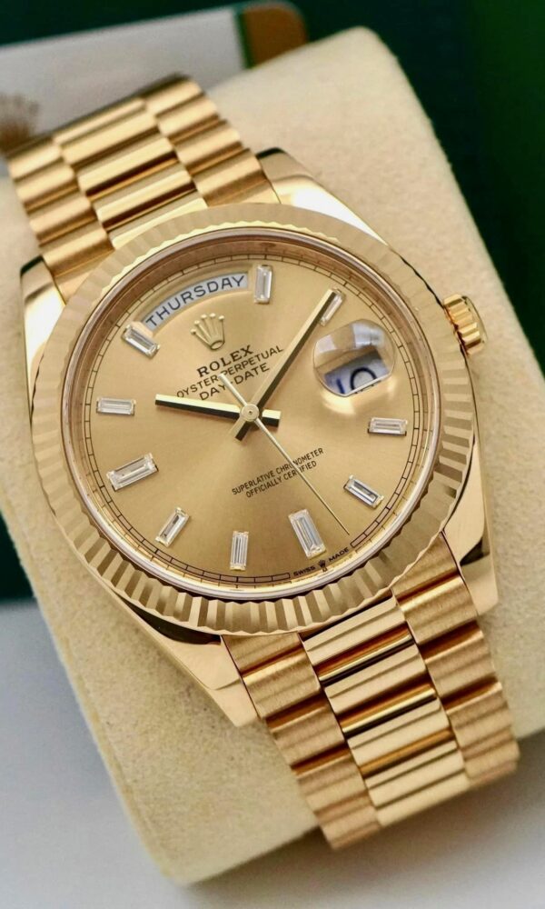 Đồng hồ Rolex Day-Date 228235 Mặt Champagne cọc Kim cương 40mm