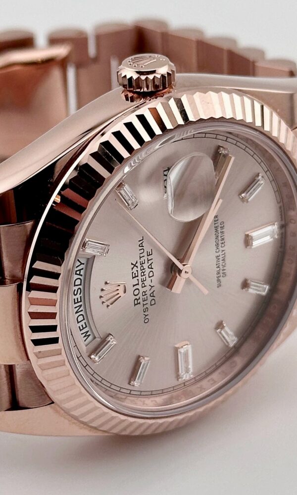 Đồng hồ Rolex Day-Date 228235 Mặt Sundust hồng phớt 40mm