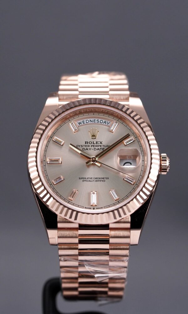 Đồng hồ Rolex Day-Date 228235 Mặt Sundust hồng phớt 40mm