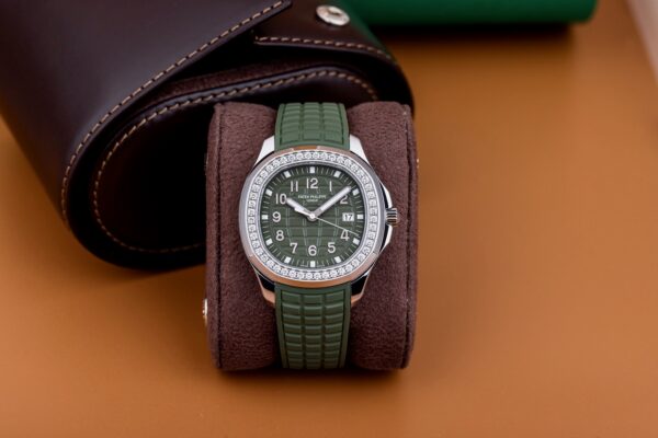 Đồng hồ Patek Philippe Aquanaut LUCE 5267 Thép/Mặt xanh kaki 38,8mm